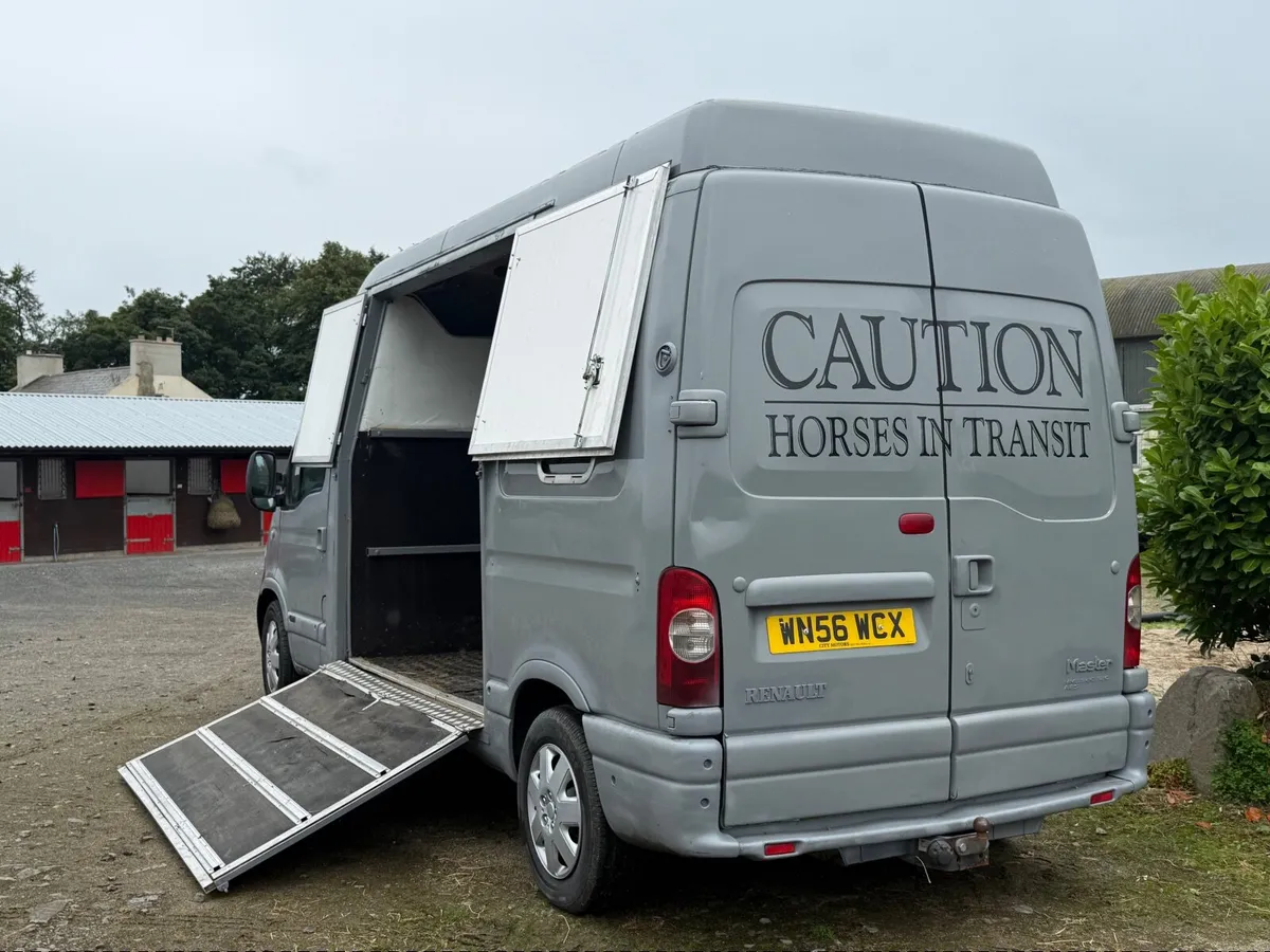 Horse van - Image 1