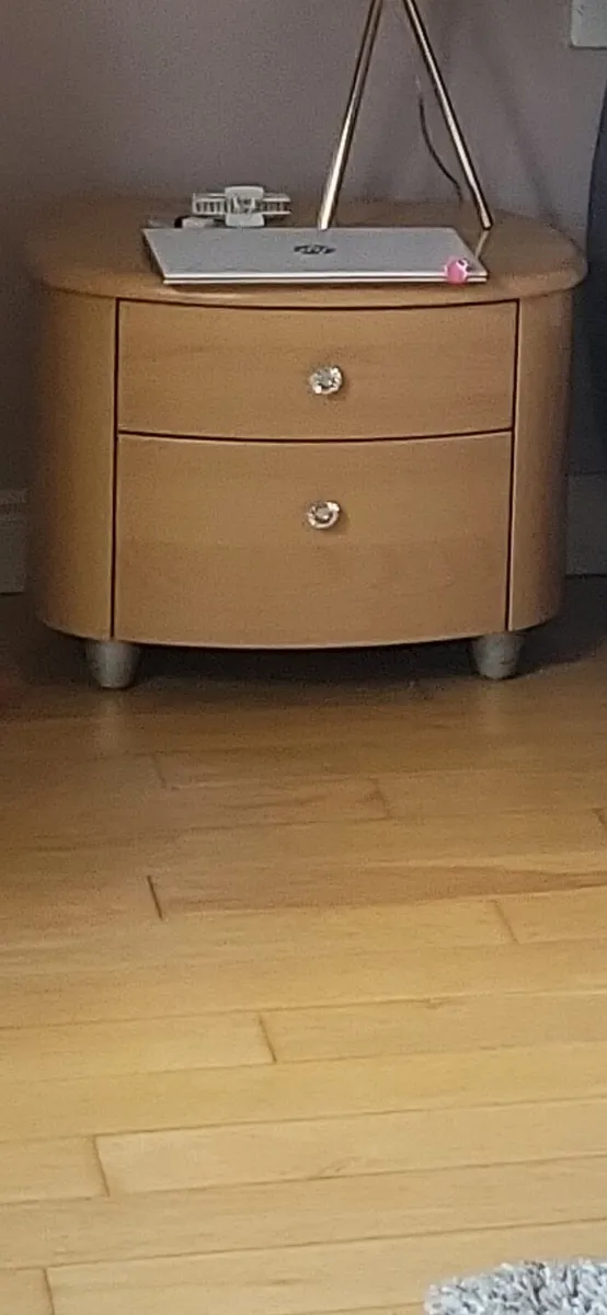 Dressing table with mirror and two bedside lockers - Image 2