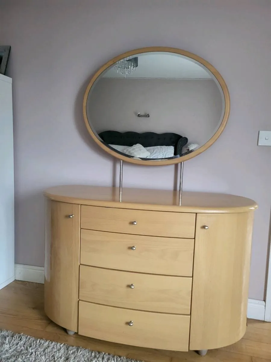 Dressing table with mirror and two bedside lockers - Image 3