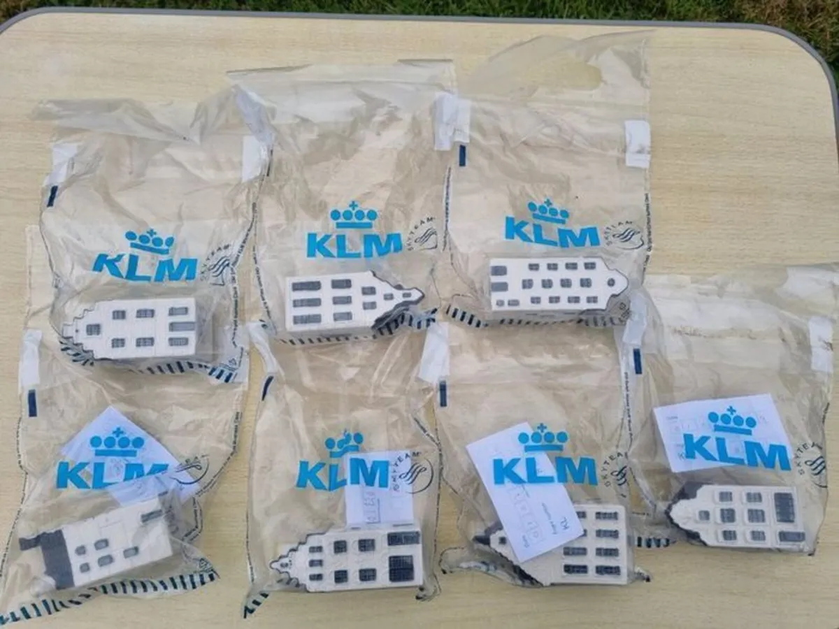 Collection of 7 porcelain miniature KLM Delft Blue - Image 1