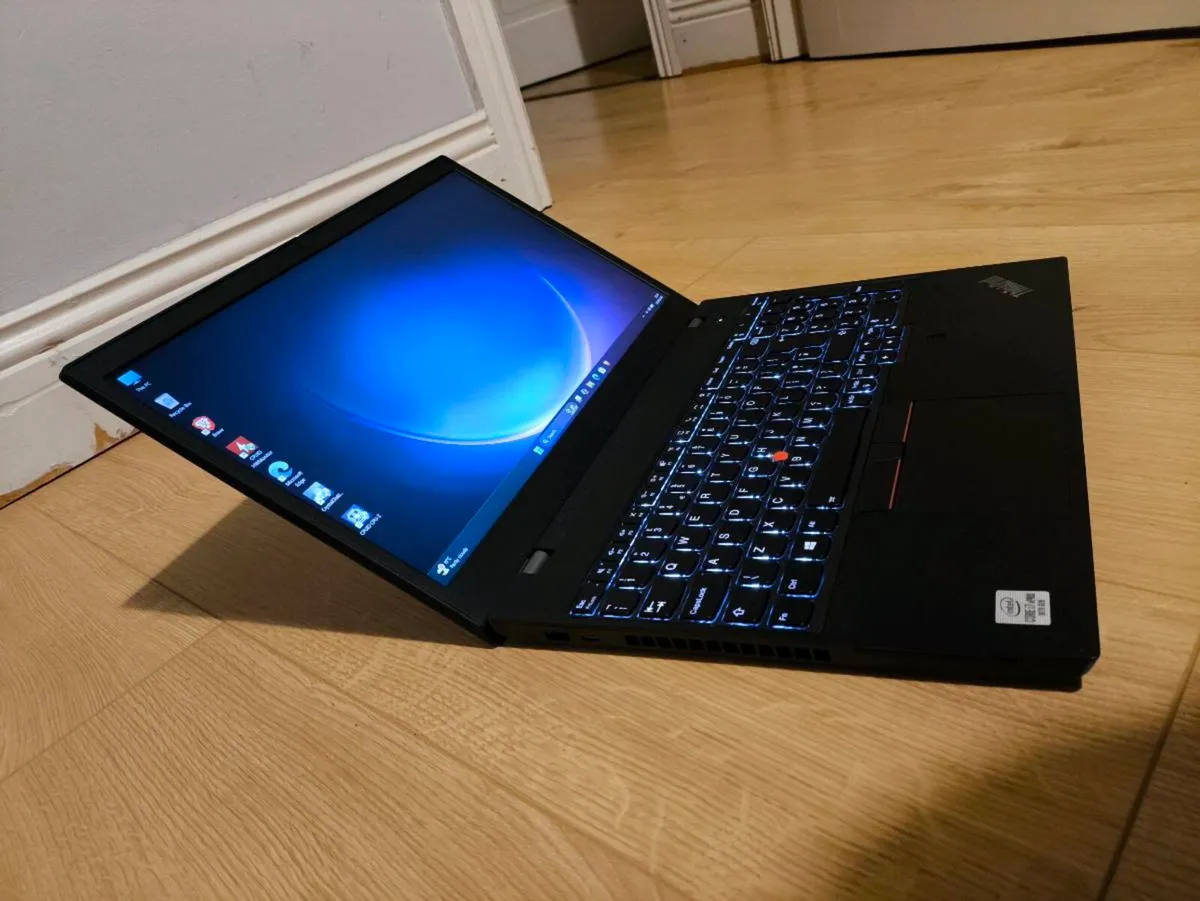 Workstation laptop LENOVO P15V G1 - Image 1