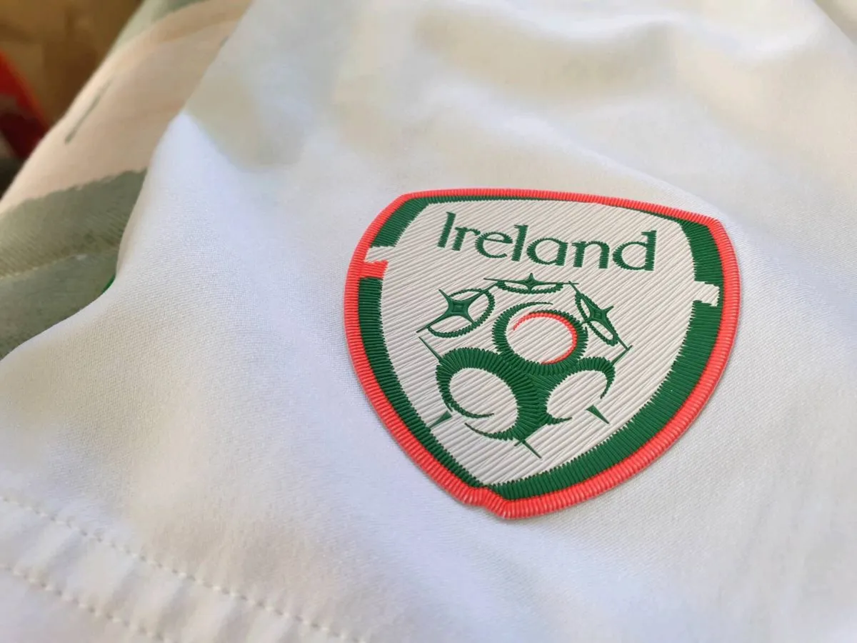 Ireland Home Football Shorts 2016 to 2017 Medium - Image 4