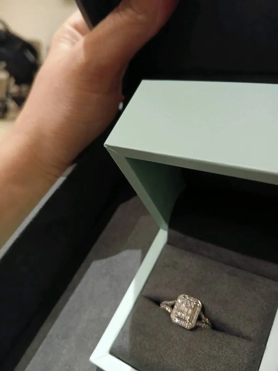 Engagement ring - Image 1