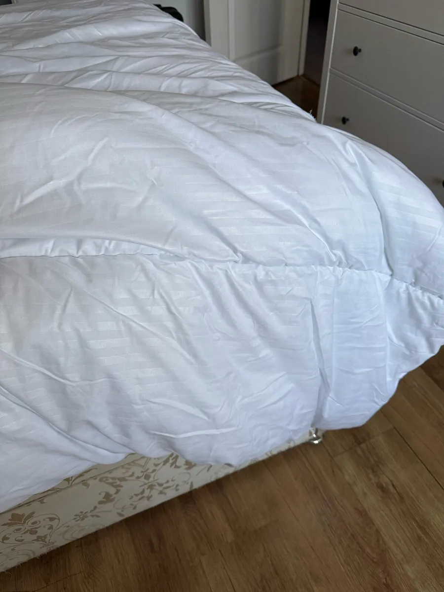 4 Seasons king size luxury duvet,v. good condition - Image 2