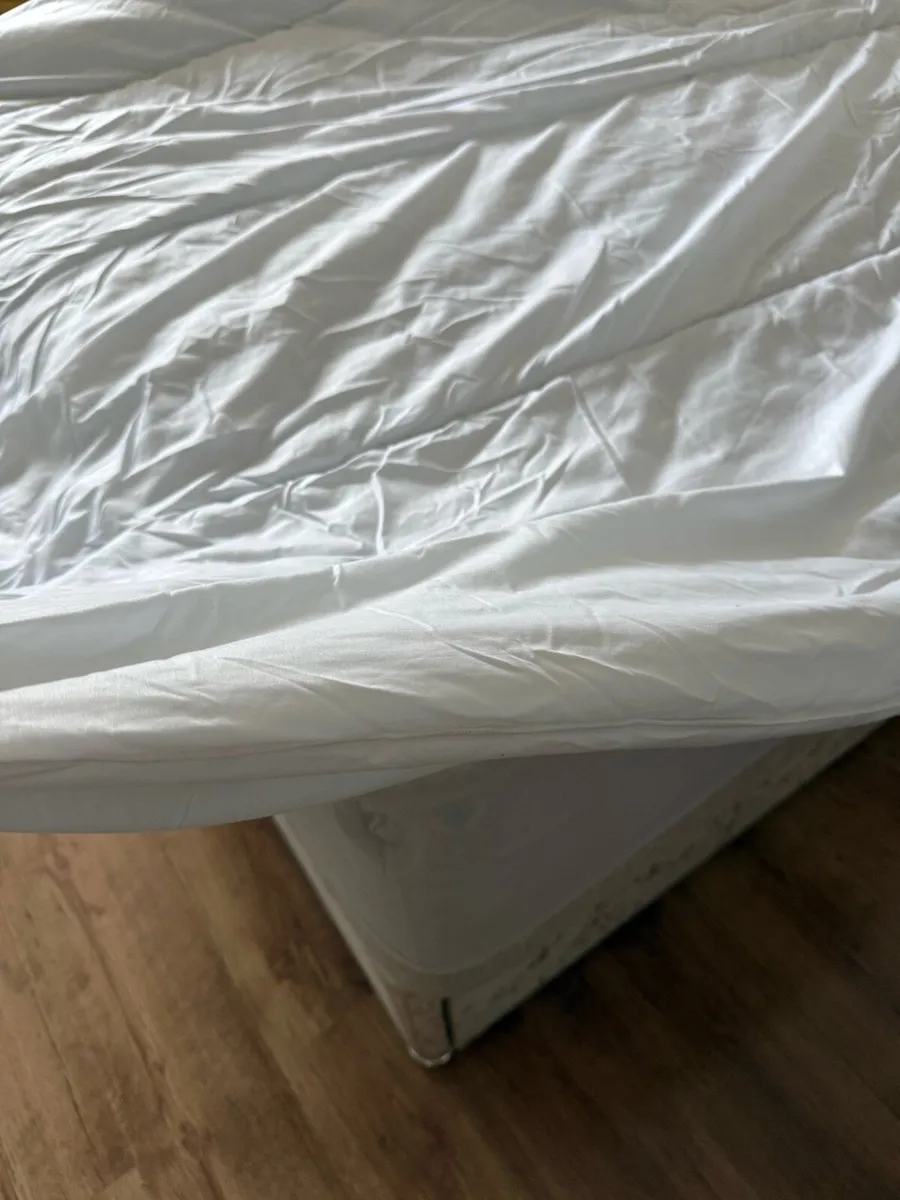 4 Seasons king size luxury duvet,v. good condition - Image 4