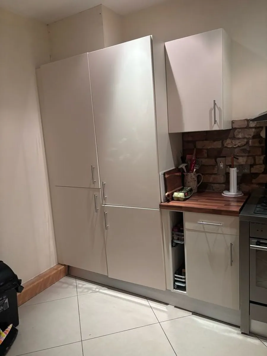 Fitted kitchen. Light cream high gloss kitchen - Image 2