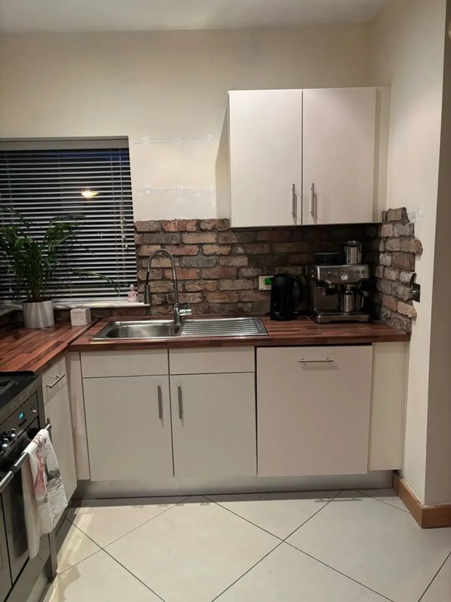 Fitted kitchen. Light cream high gloss kitchen - Image 1