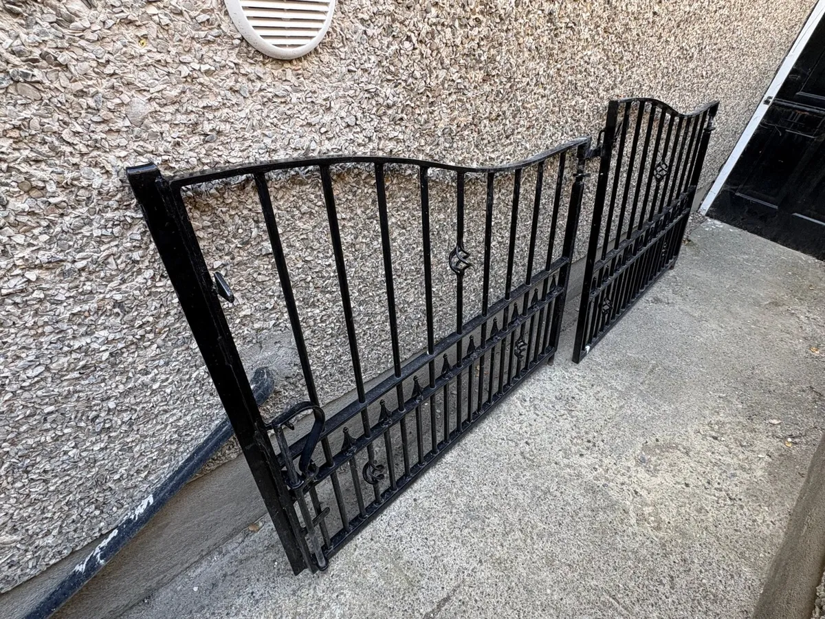 House gates - Image 2