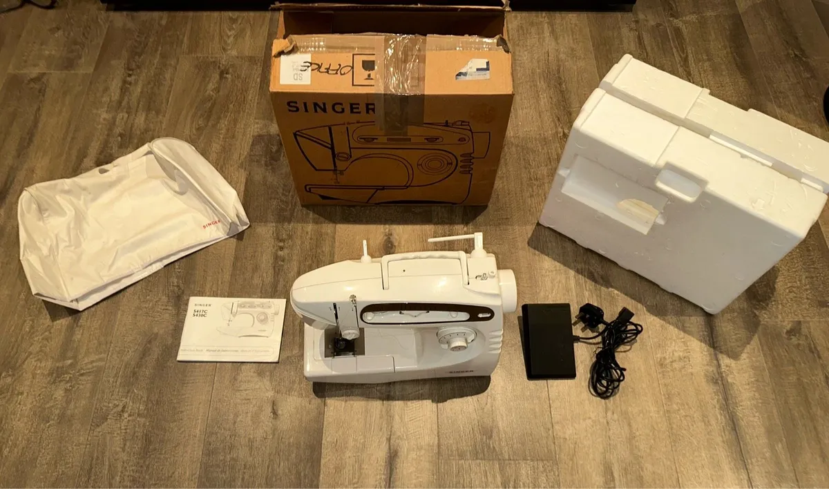Singer 5430C Sewing Machine – Excellent Condition - Image 1