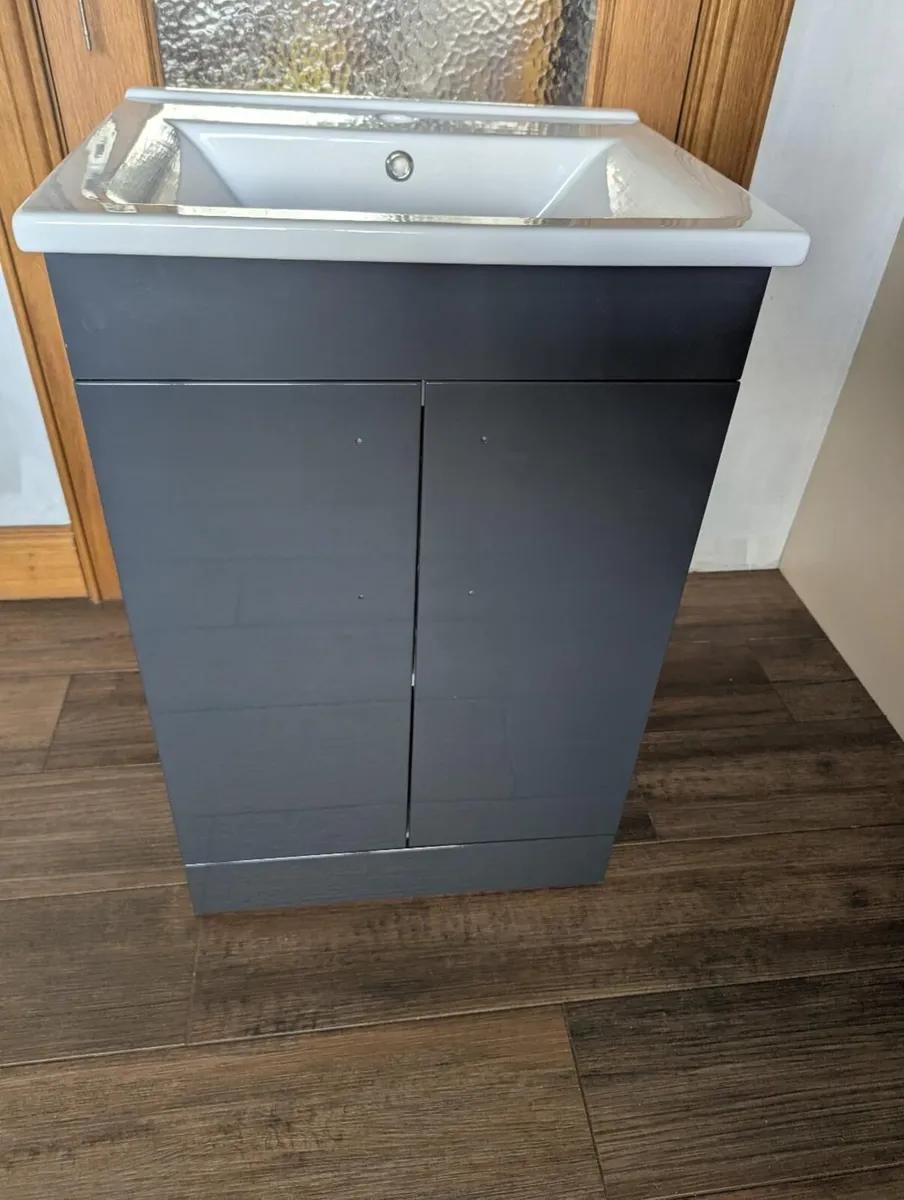 Bathroom vanity sink - Image 1
