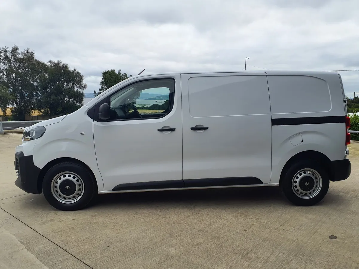 2025 Citroën Dispatch Enterprise Only 4200 miles - Image 4