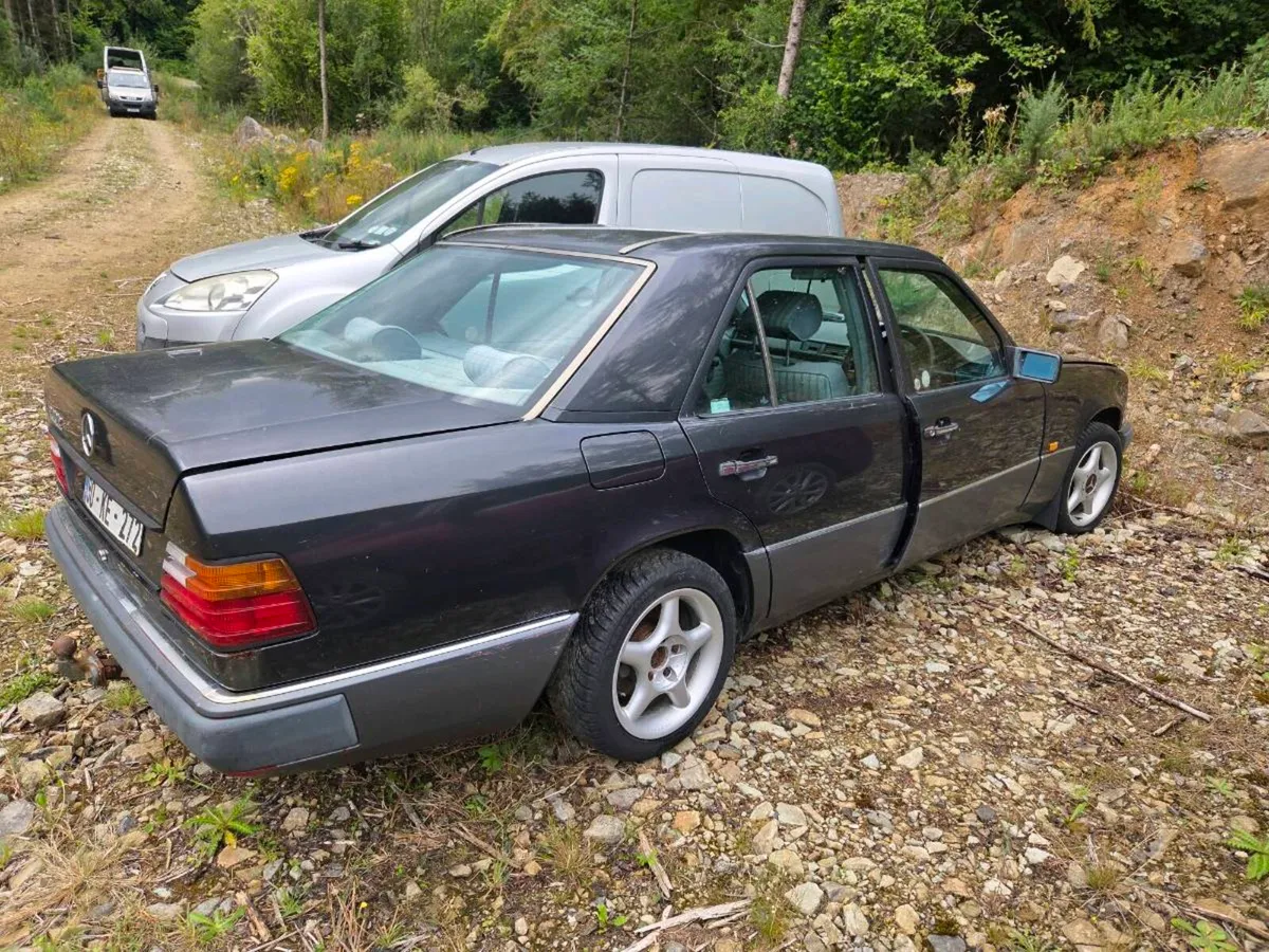 1990 Mercedes E200 - Image 2