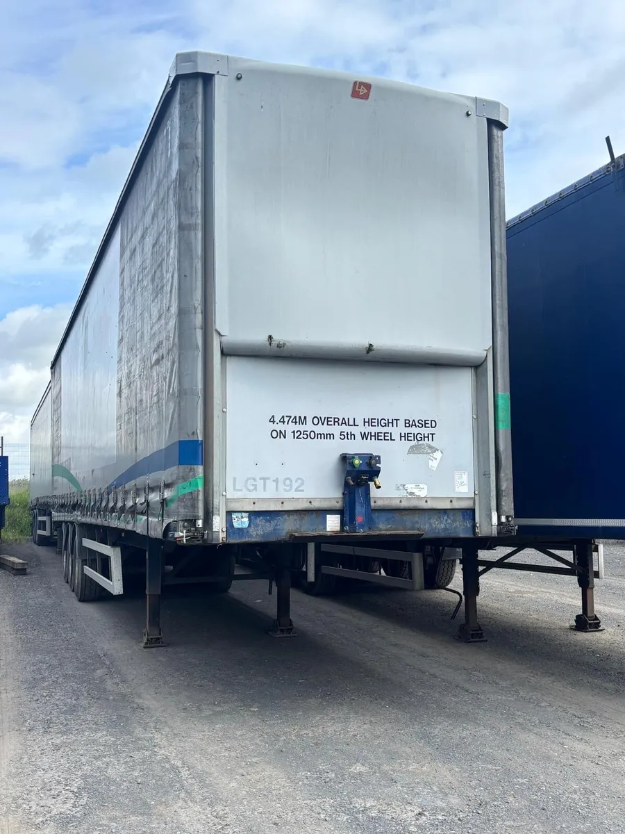 2011 SDC 4.47MT Triaxle Curtainside Trailer - Image 1
