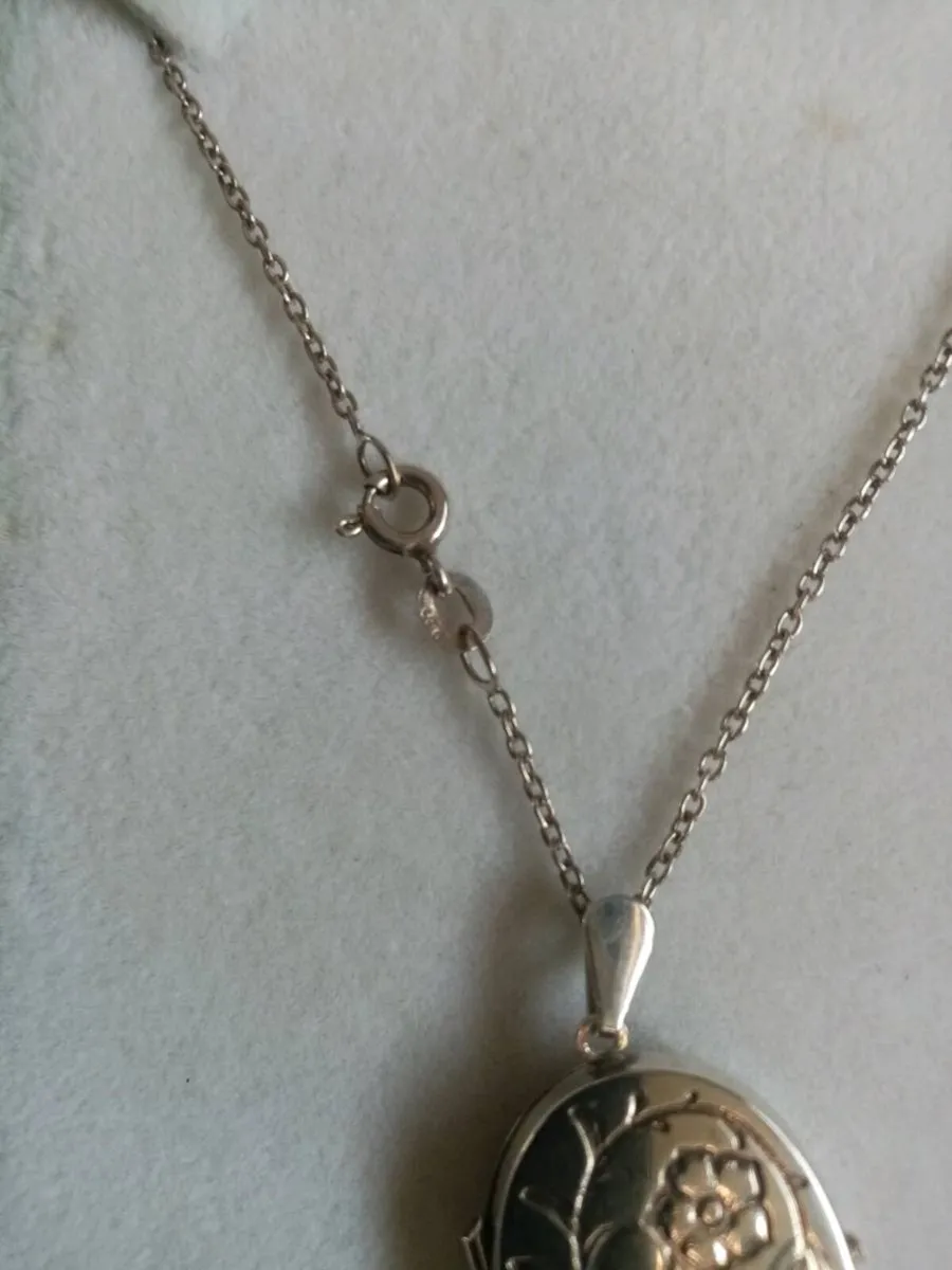 Vintage Sterling Silver Locket and Chain - Image 2