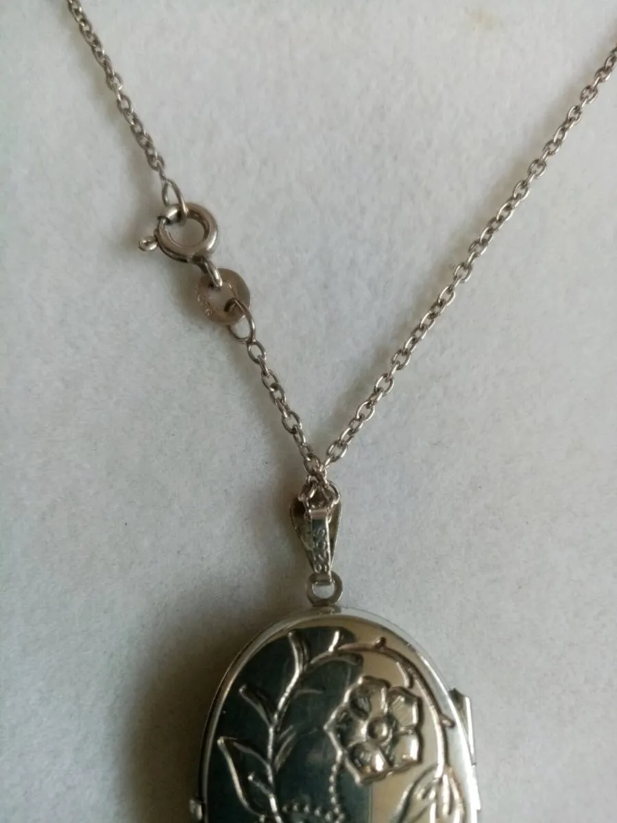 Vintage Sterling Silver Locket and Chain - Image 3