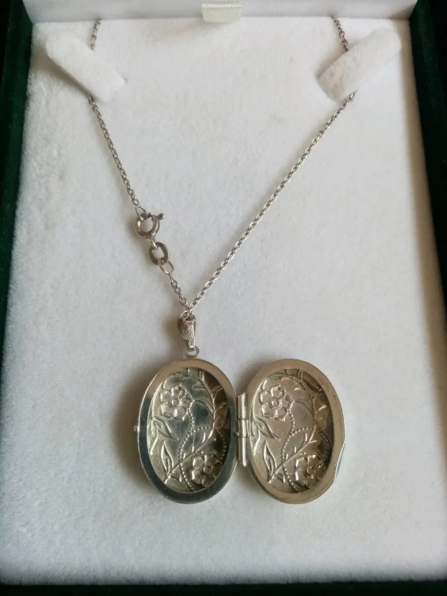 Vintage Sterling Silver Locket and Chain - Image 4