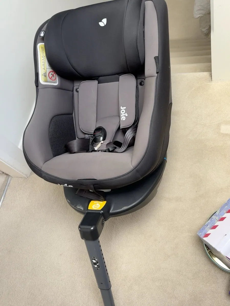 Two Joie i-Spin 360 i-size ISOFIX car seats - Image 1