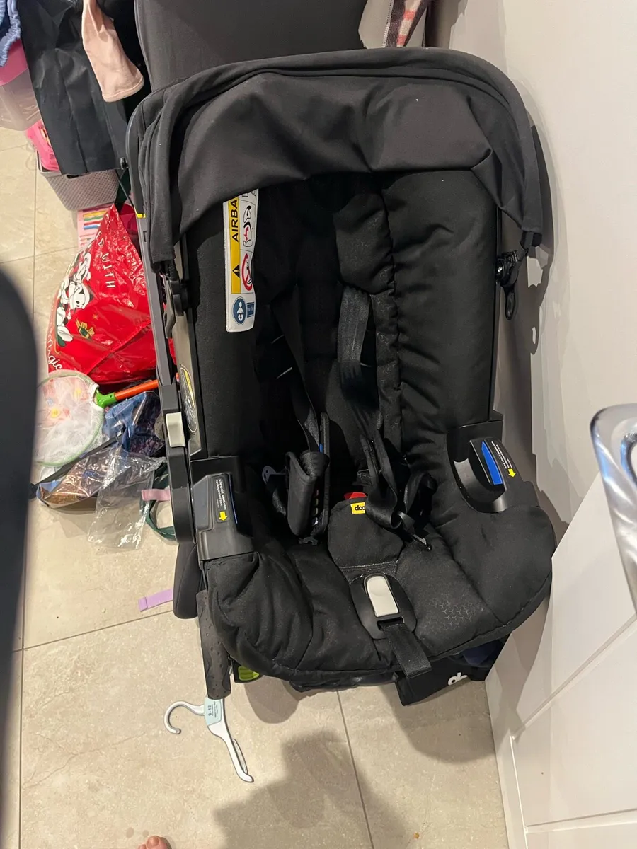 Doona baby car seat/buggy with isofix base - Image 2