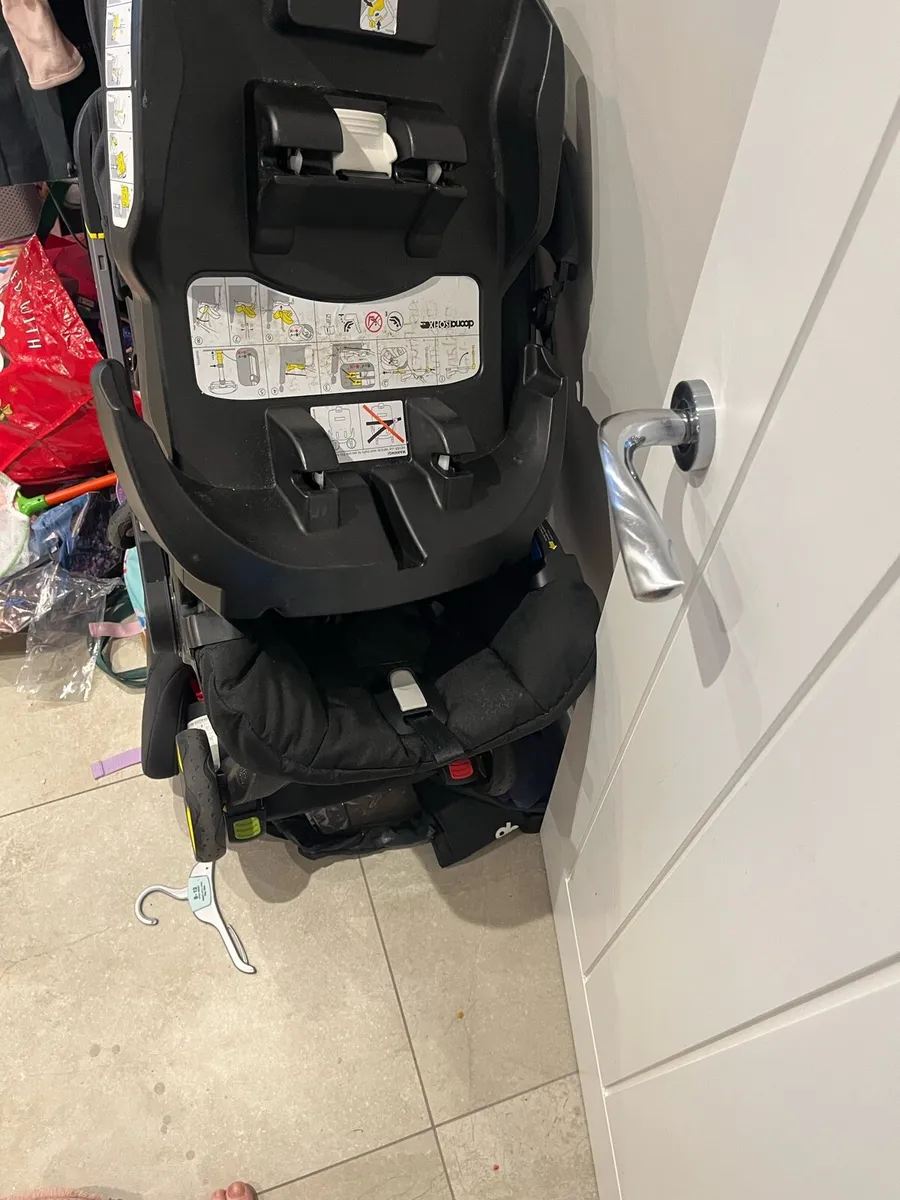 Doona baby car seat/buggy with isofix base - Image 3