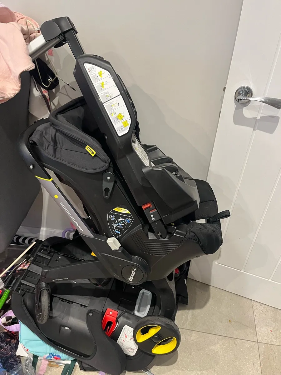 Doona baby car seat/buggy with isofix base - Image 1