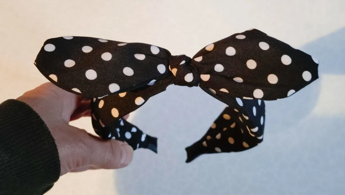 BLACK &  WHITE HEAD BAND WITH BOW ON TOP. - Image 3