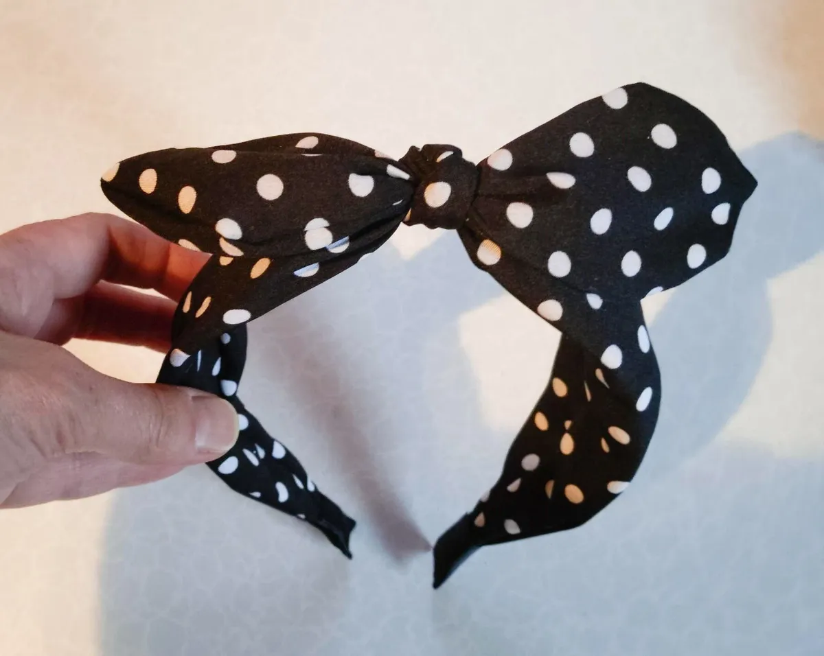 BLACK &  WHITE HEAD BAND WITH BOW ON TOP. - Image 1