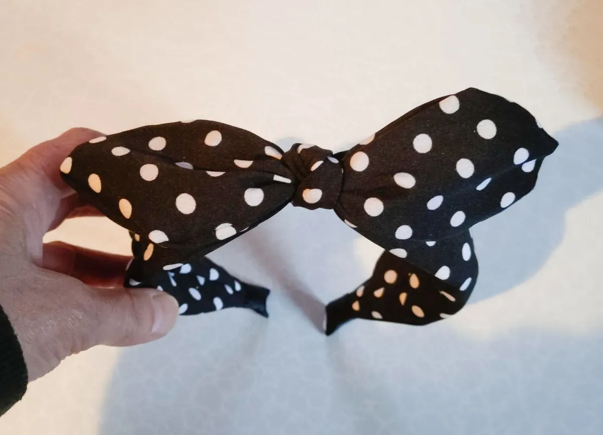 BLACK &  WHITE HEAD BAND WITH BOW ON TOP. - Image 2