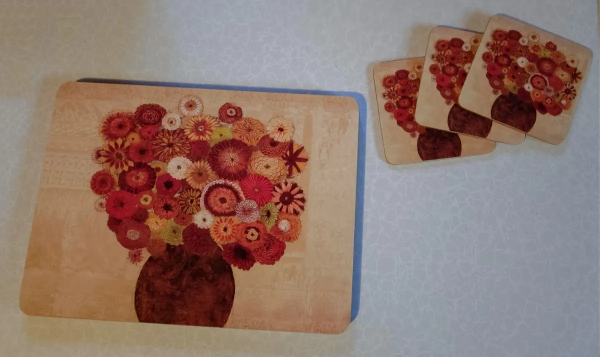 7 PLACE MATS & 3 COASTERS (BRAND NEW). - Image 1