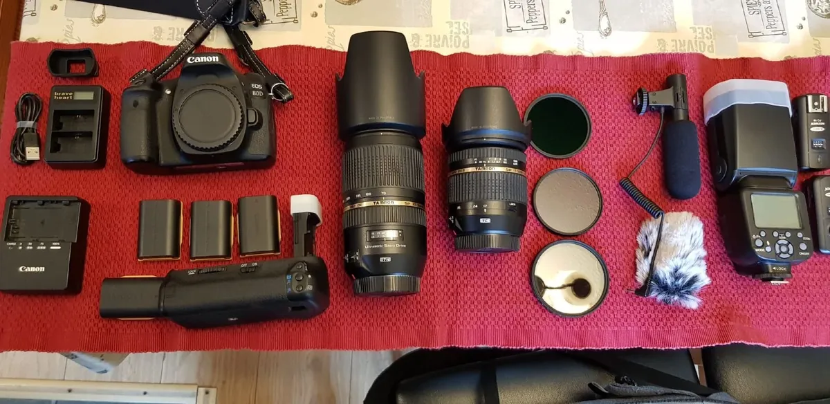 Canon 80D bundle with accesories - Image 1