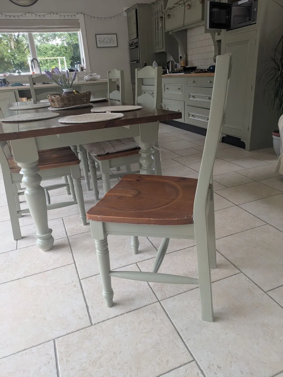 Dining table and 6 chairs - Image 1