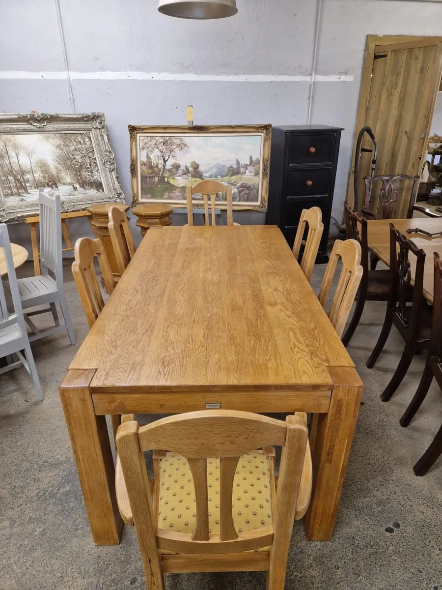 Solid light oak table, 6 chairs - Image 1