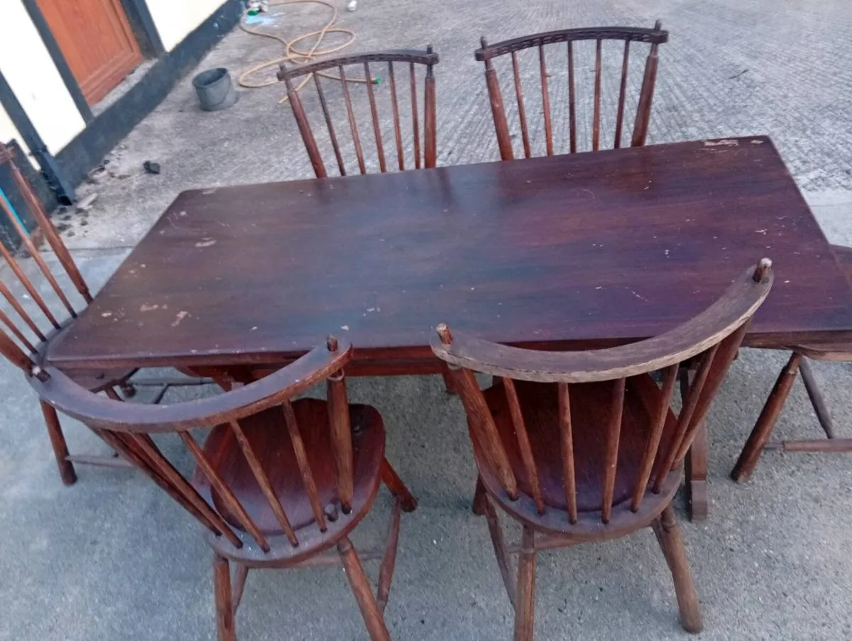 Table and chairs - Image 2