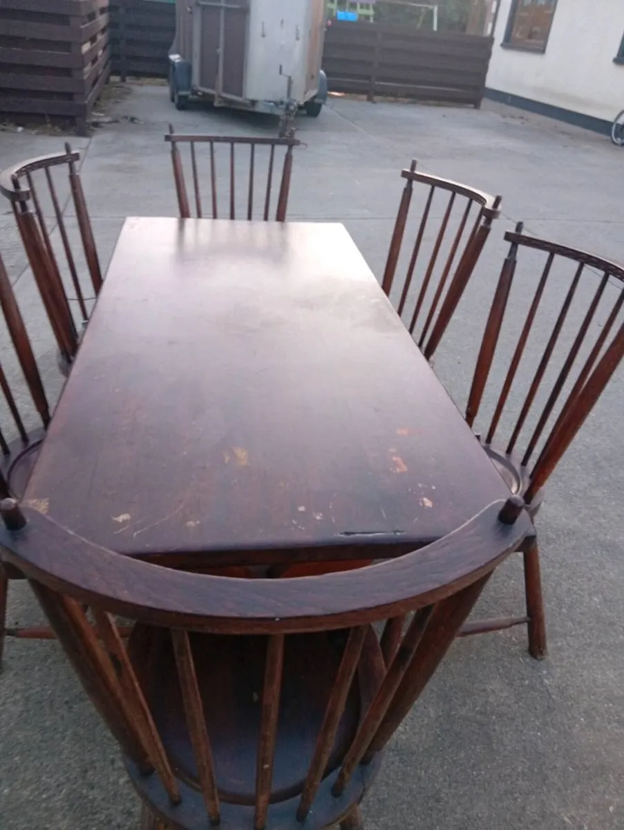 Table and chairs - Image 3