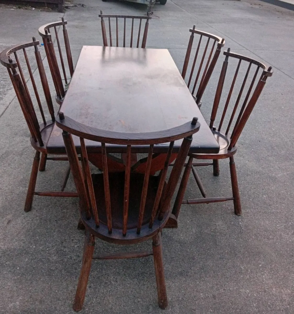 Table and chairs - Image 1
