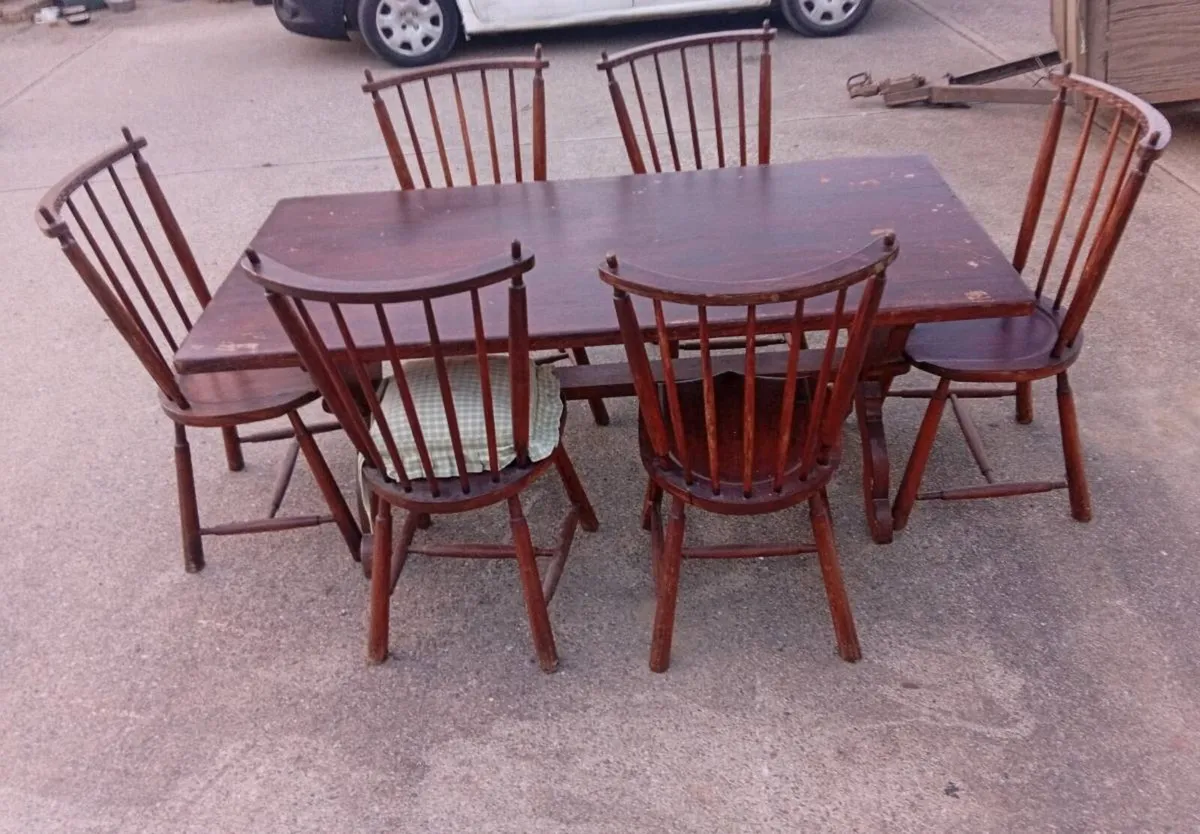 Table and chairs - Image 4