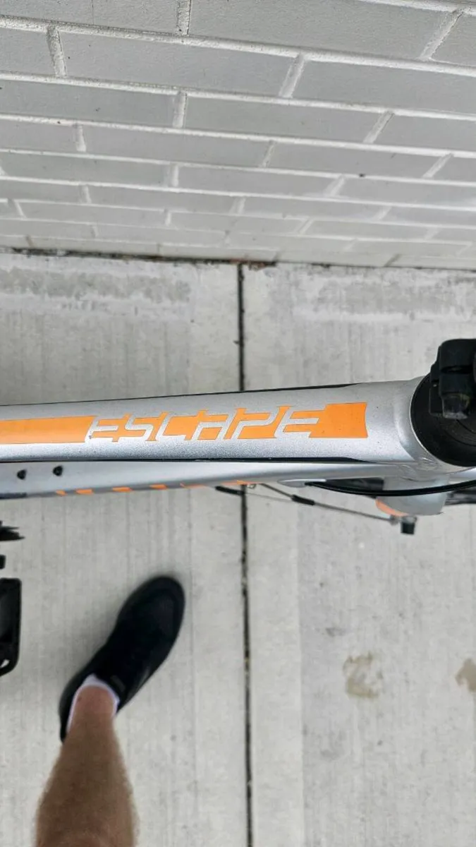 Giant Escape 2 Disc Hybrid Bike - Size Medium - Image 4