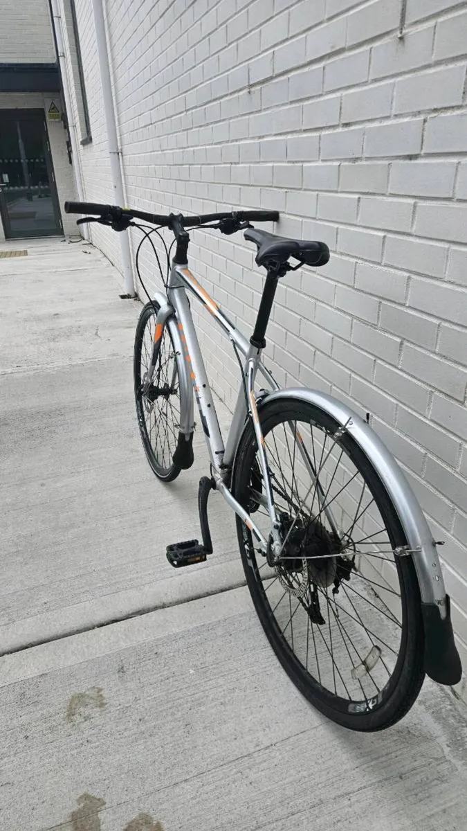 Giant Escape 2 Disc Hybrid Bike - Size Medium - Image 2