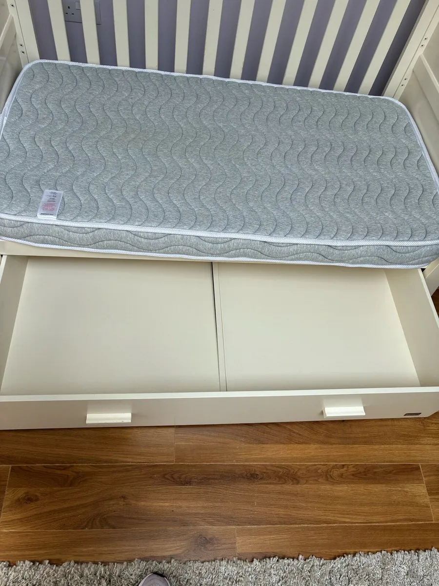 Oslo Cotbed with matching chest of drawers - Image 1