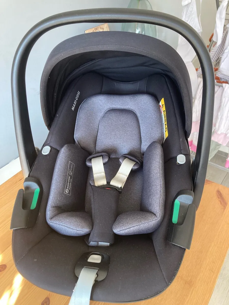 New born Maxi Cosi car seat + two isofix 360 bases - Image 1