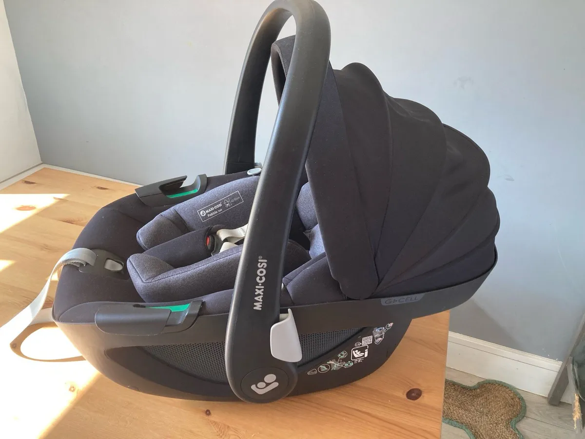 New born Maxi Cosi car seat + two isofix 360 bases - Image 2