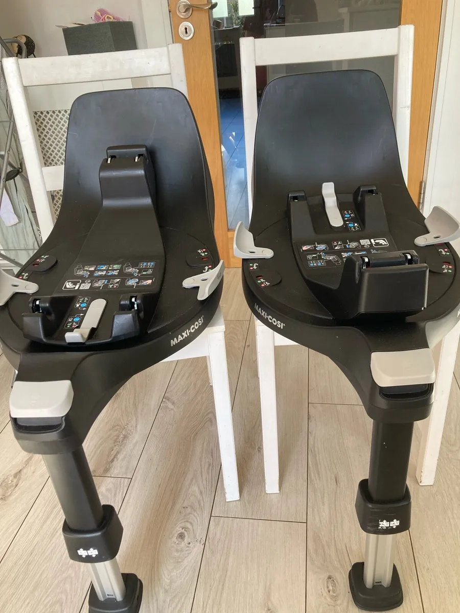 New born Maxi Cosi car seat + two isofix 360 bases - Image 3