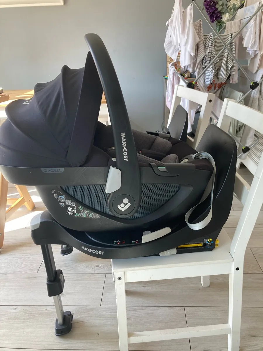 New born Maxi Cosi car seat + two isofix 360 bases - Image 4