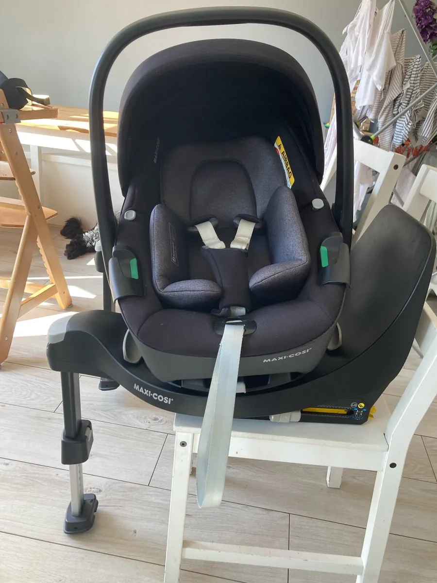 New born Maxi Cosi car seat +  isofix 360 base - Image 4