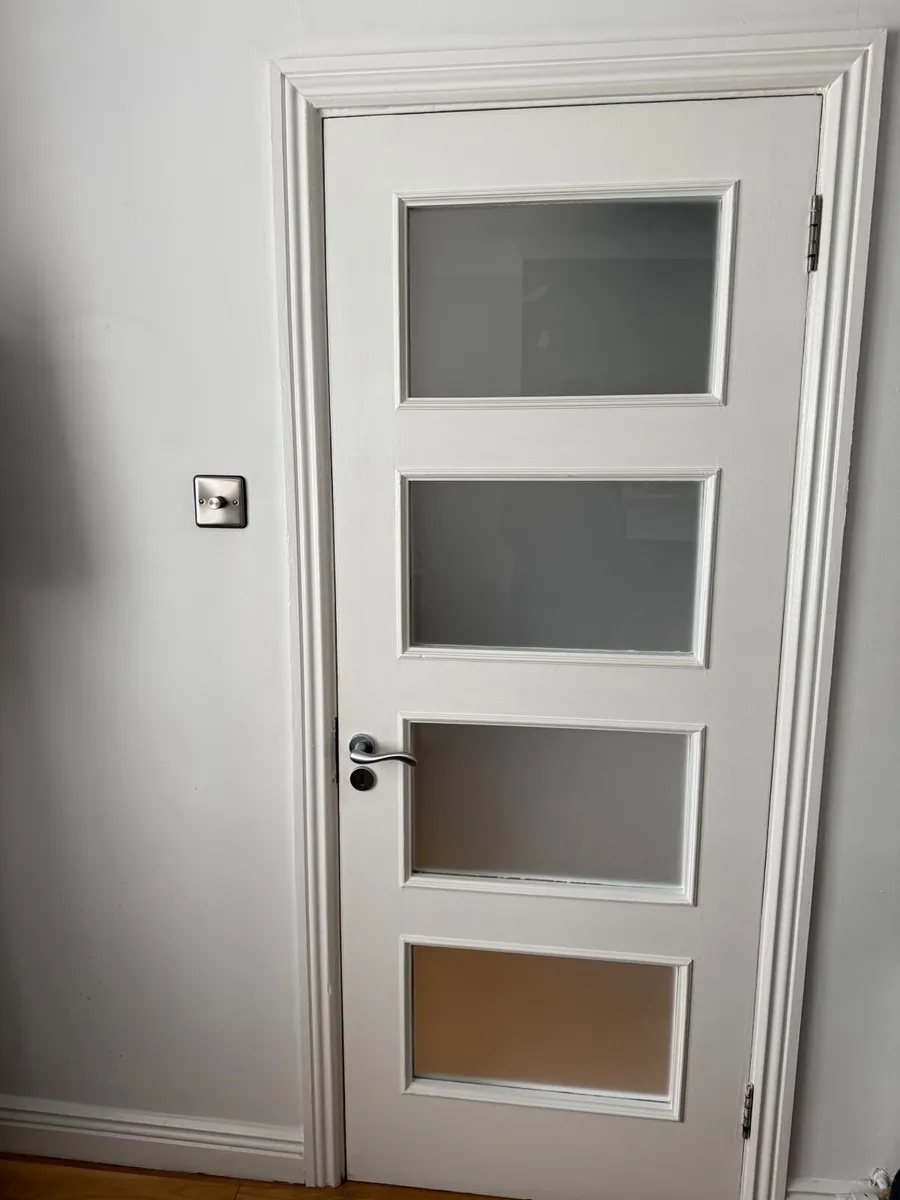 Wooden doors with handles - Image 2