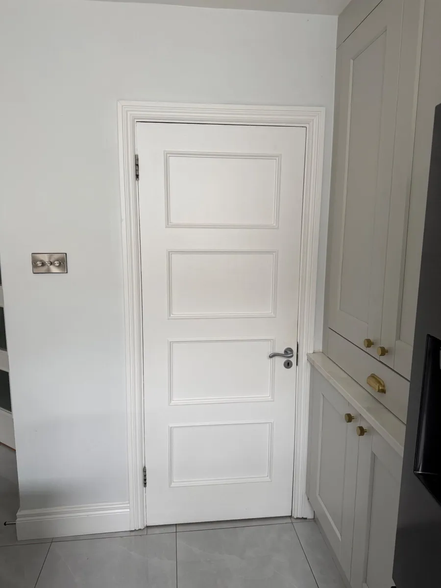 Wooden doors with handles - Image 1