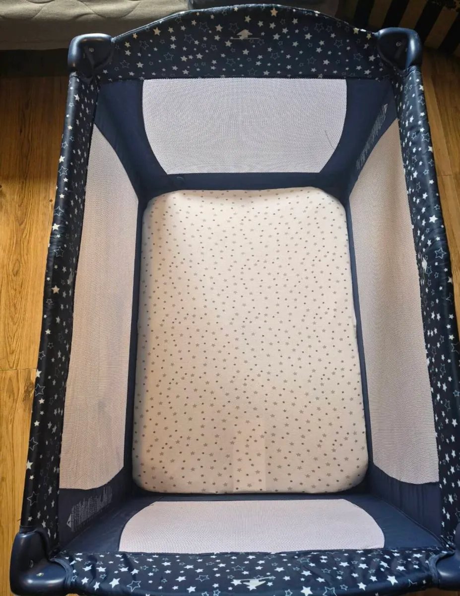 Travel cot - Image 1