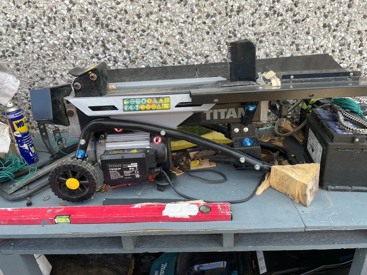 Titan Log Splitter and saw horse - Image 1
