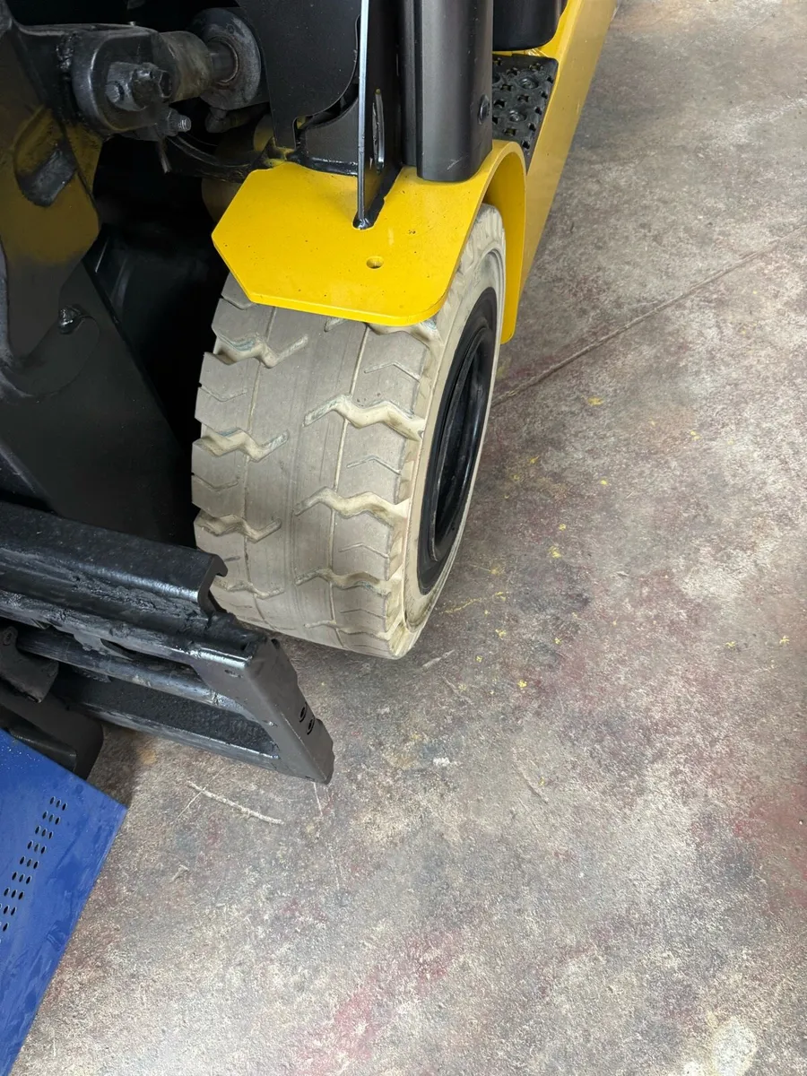 Forklift - Image 4
