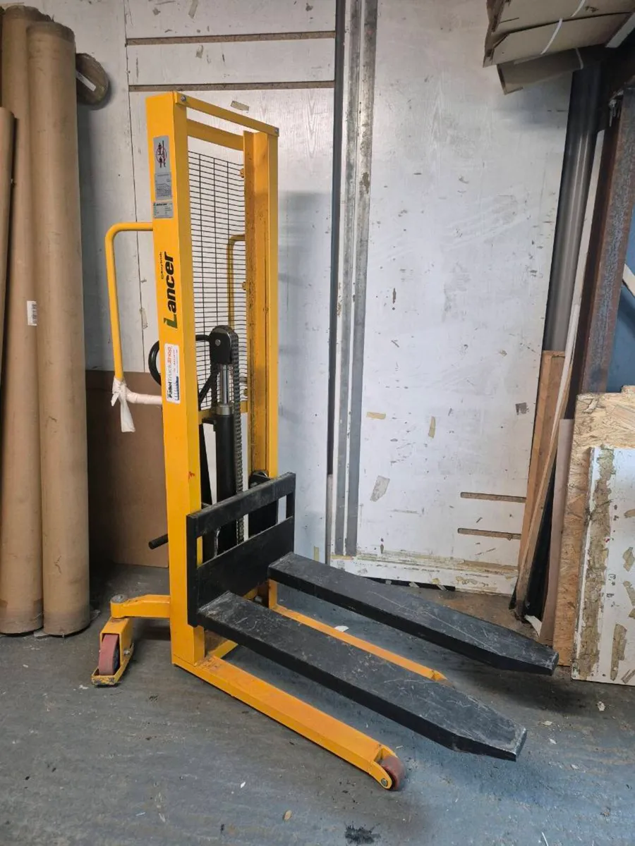 Manual stacker truck - Image 1