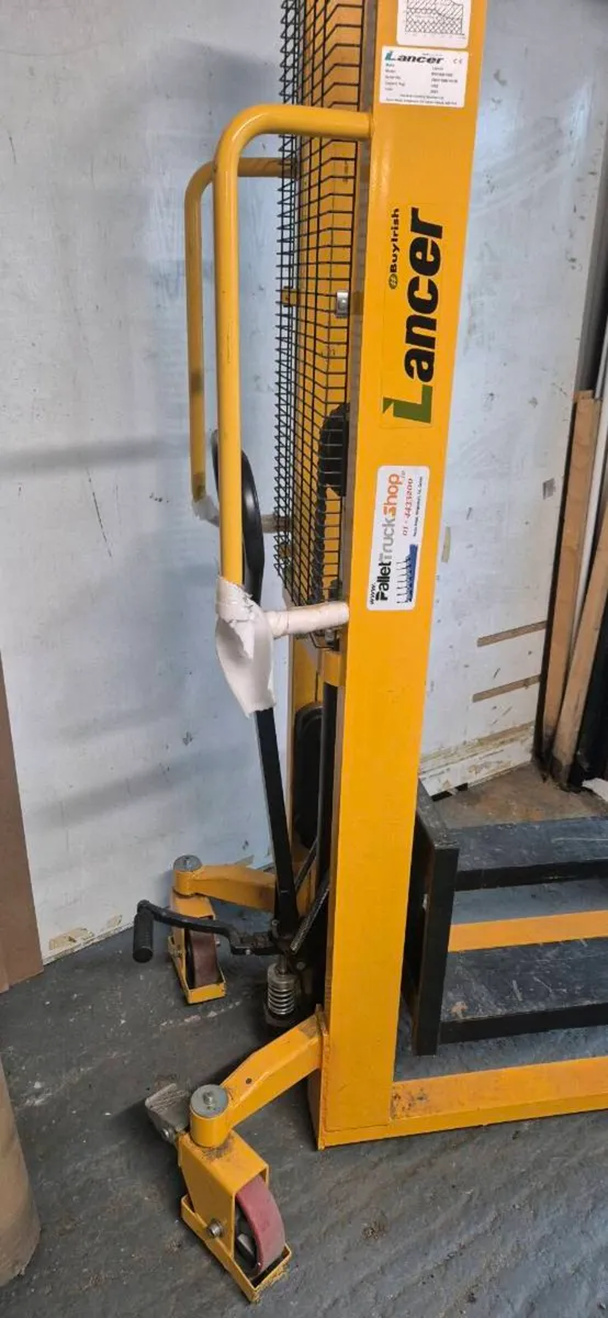 Manual stacker truck - Image 2